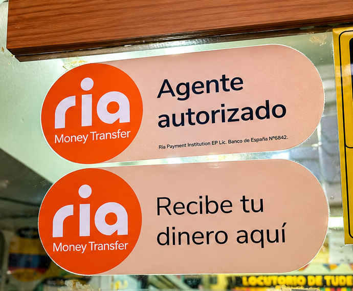 Foto original del rótulo de Ria Money Transfer en la tienda: agente autorizado y recibe tu dinero aquí
